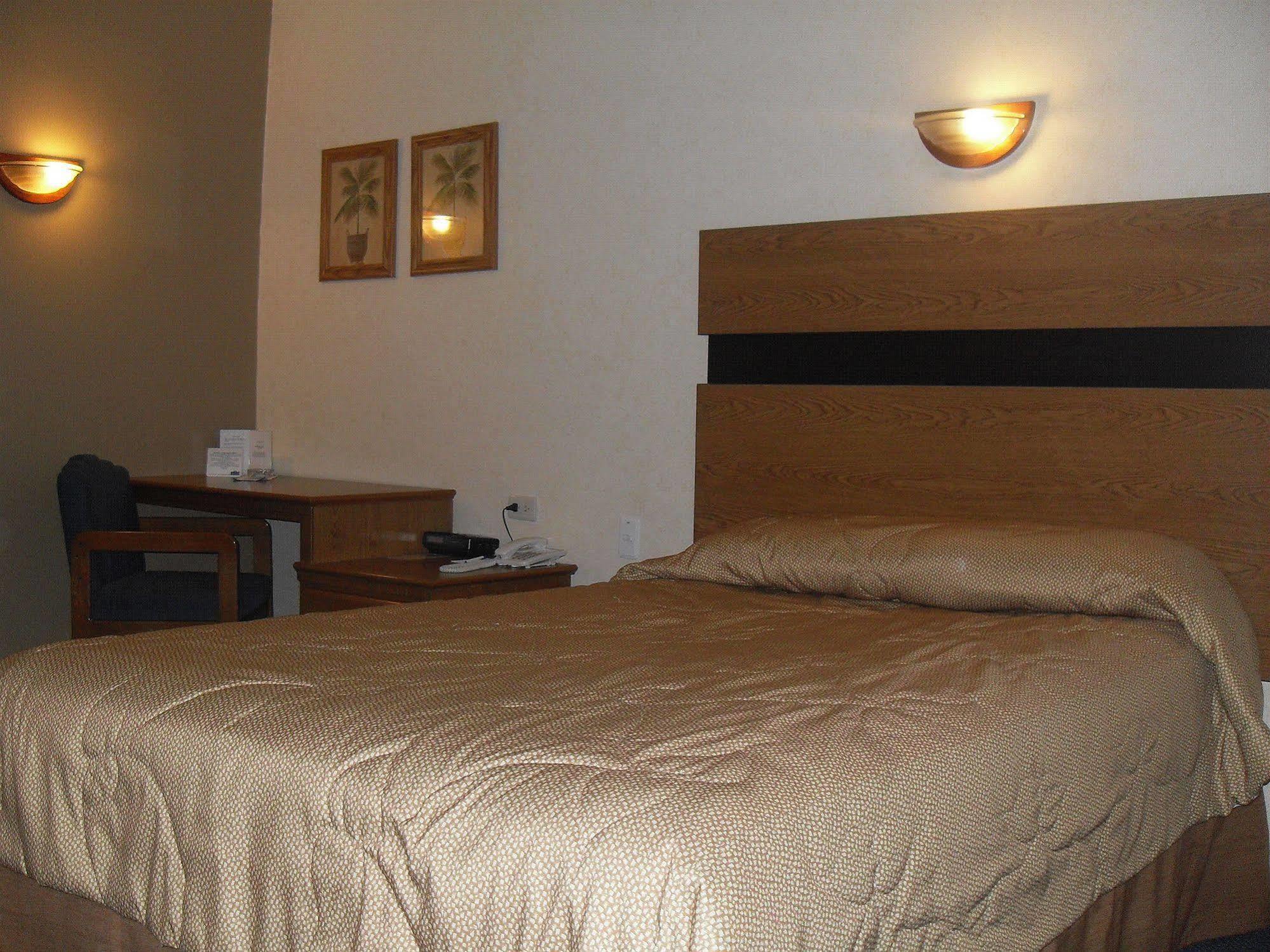 American Inn Hotel & Suites Parral Eksteriør billede