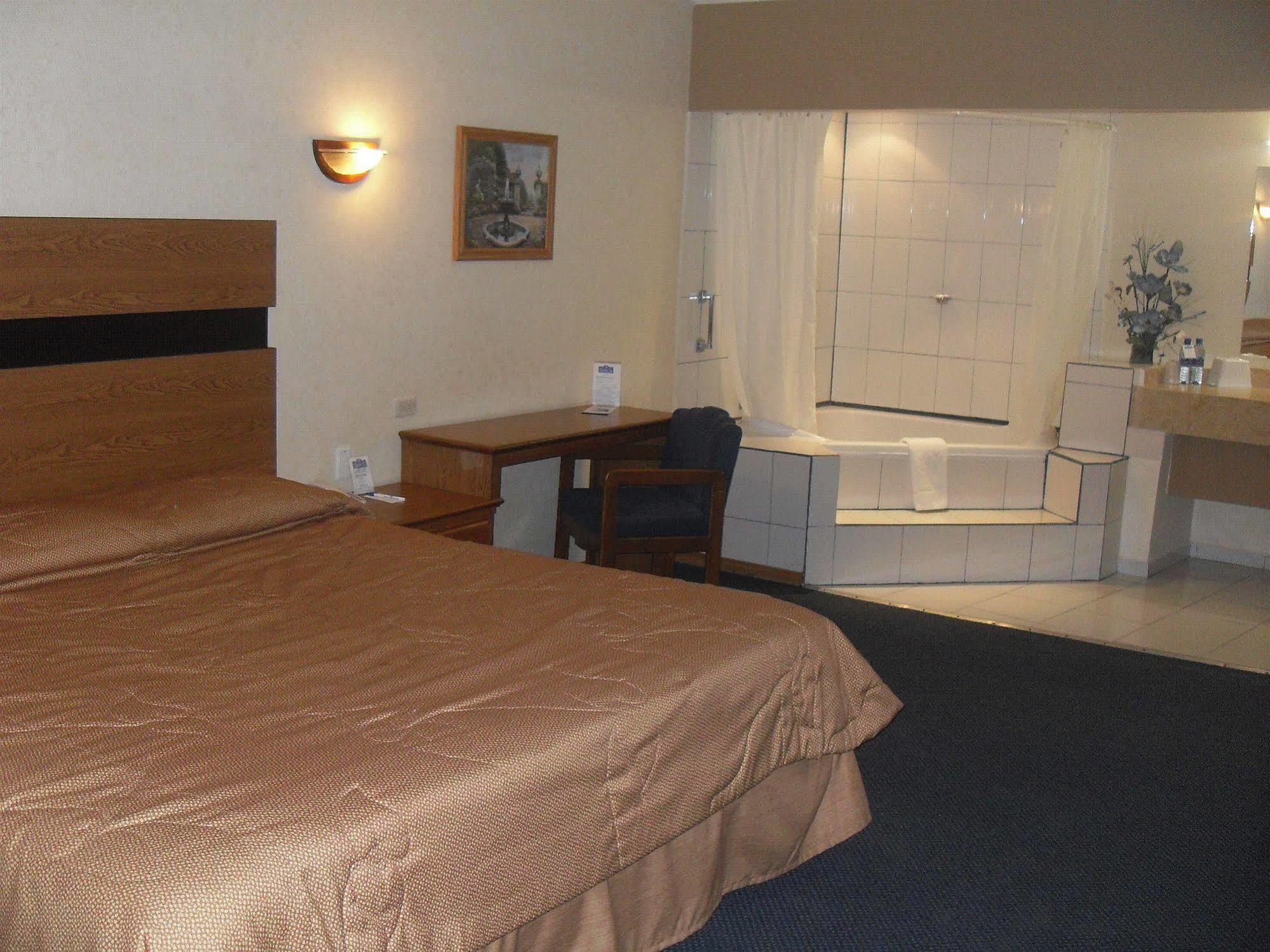 American Inn Hotel & Suites Parral Eksteriør billede